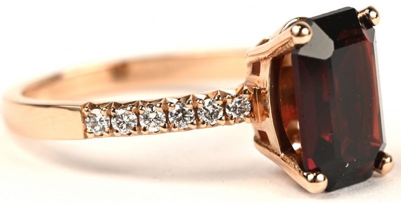 Een 18 kt roze gouden ring bezet met een granaat van +- 2 ct. en lab-grown diamanten met een gezamenlijk gewicht van +- 0,20 ct.