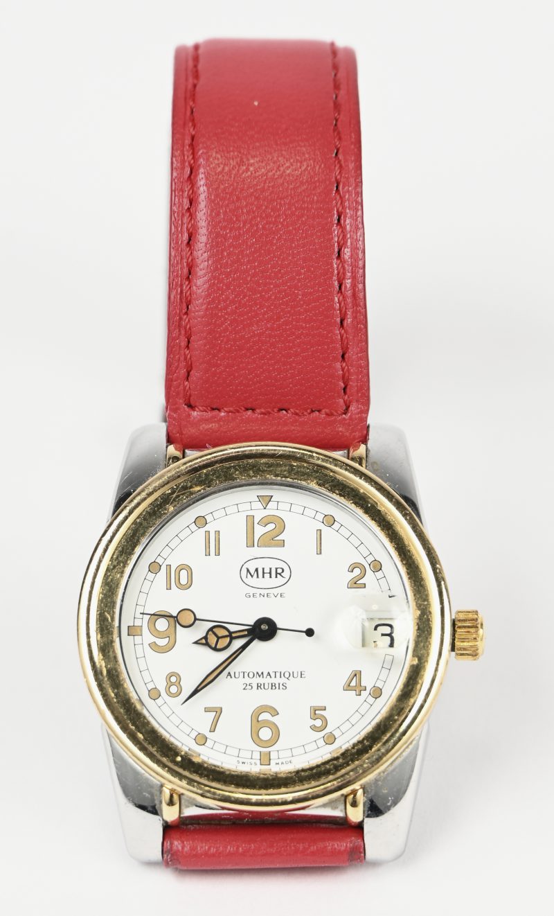 Een dameshorloge van roestvrij staal en geelgoud met rood lederen armband. We voegen er een bruin en oranje lederen armband aan toe.