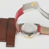 Een dameshorloge van roestvrij staal en geelgoud met rood lederen armband. We voegen er een bruin en oranje lederen armband aan toe.