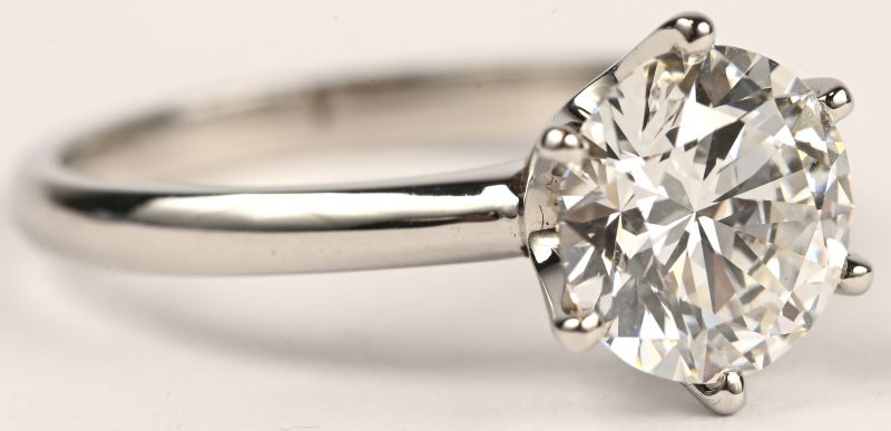 Een 18 kt witgouden ring bezet met een lap-grown briljant van 2,10 ct. E. VS1. Met IGI certificaat.