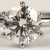 Een 18 kt witgouden ring bezet met een lap-grown briljant van 2,10 ct. E. VS1. Met IGI certificaat.