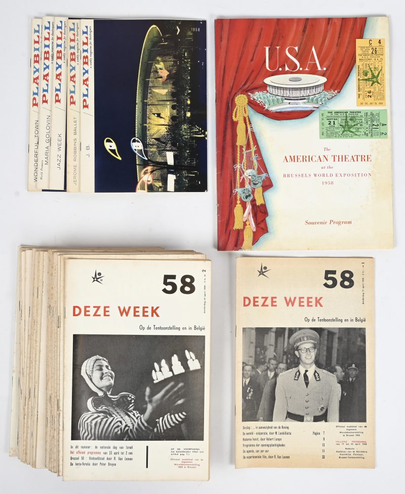 Het officieel expo 58 programma. Nr 1 tot en met 26. + Het ‘Souvenir program’ van het Amerikaans theater, 5 playbills en 2 ongebruikte tickets, gestempeld COMPLIMENTARY.