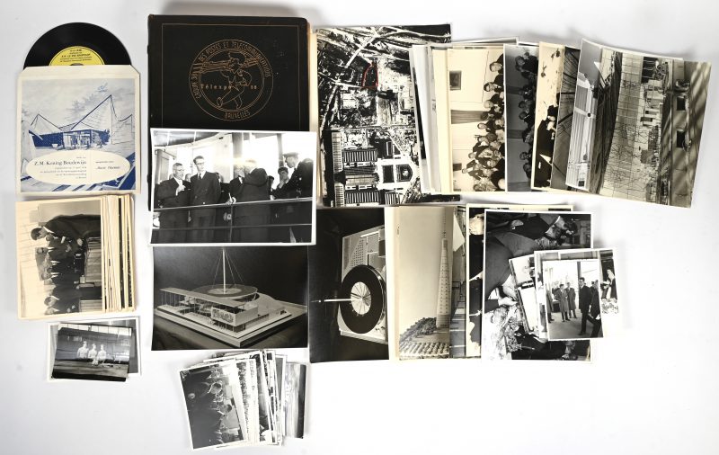 Lederen album uitgegeven door GROUPE 38, Telexpo 58. Bevat 22 bladzijden in ringmap en 4 losse vellen met handtekeningen. Waaronder deze van Leopold III en Boudewijn met een foto waarop ze het boek signeren. Verder een groot lot foto’s en een singeltje aangeboden door Marie thumas met een rede van de toenmalige Koning Boudewijn.