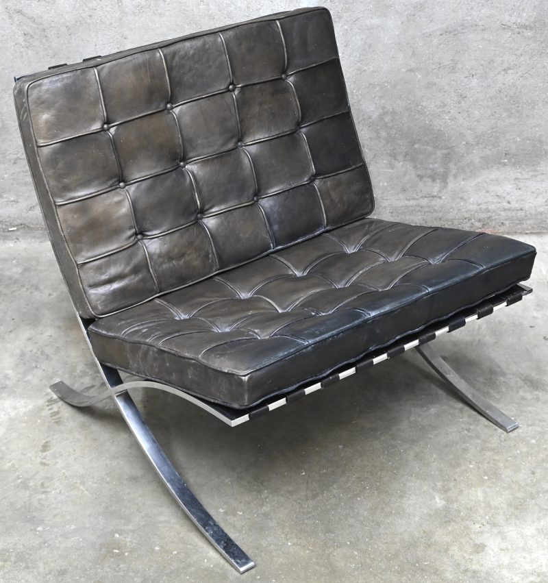 “Barcelona Chair”, ontworpen in 1929 voor het Barcelona pavilioen door Ludwig Mies Van Der Rohe en Lilly Reich, het betreft een uitvoering door De Coene uit Kortrijk die onder licentie van Knoll hebben gewerkt. De stoel is geproduceerd tussen 1960/70. Verchroomd staal en leder.