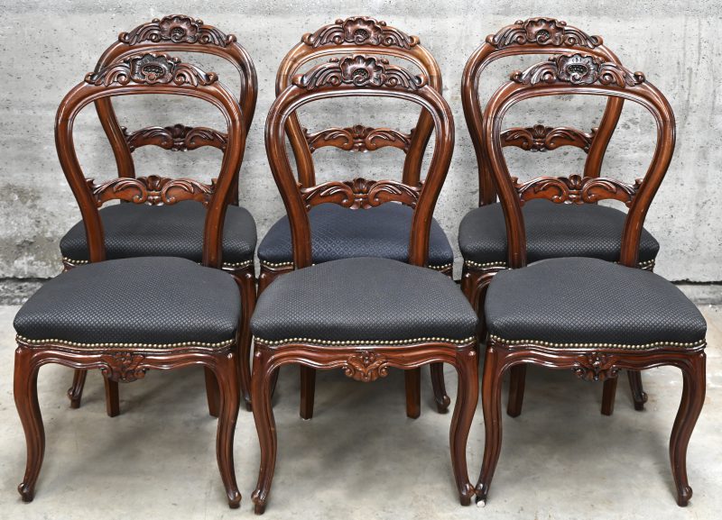 Een set van 6 antieke stoelen met opnieuw beklede zitting.
