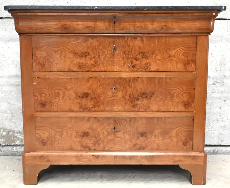 Een 19e eeuwse Franse commode met zwart marmeren blad.