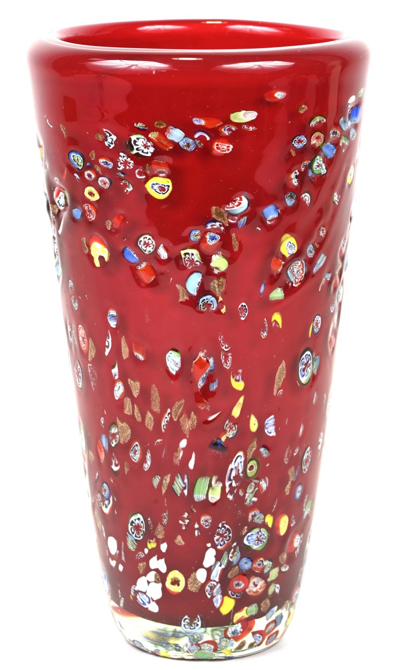 Een vaas van meerkleurig Muranoglas met een mirafioredecor.