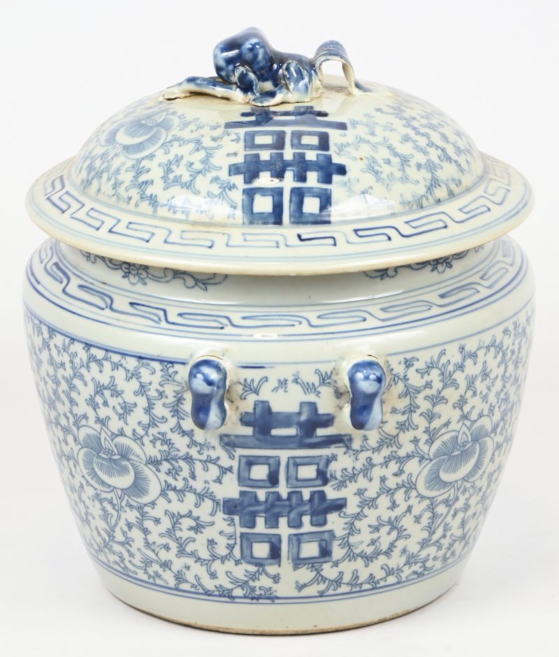 Dekselpot in blauw-wit Chinees porcelein, met langlevenstekens in het decor.