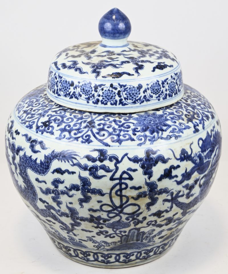 Grote bolvormige dekselpot van blauw-wit Chinees porselein. Met drakendecor.