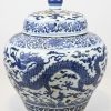 Grote bolvormige dekselpot van blauw-wit Chinees porselein. Met drakendecor.