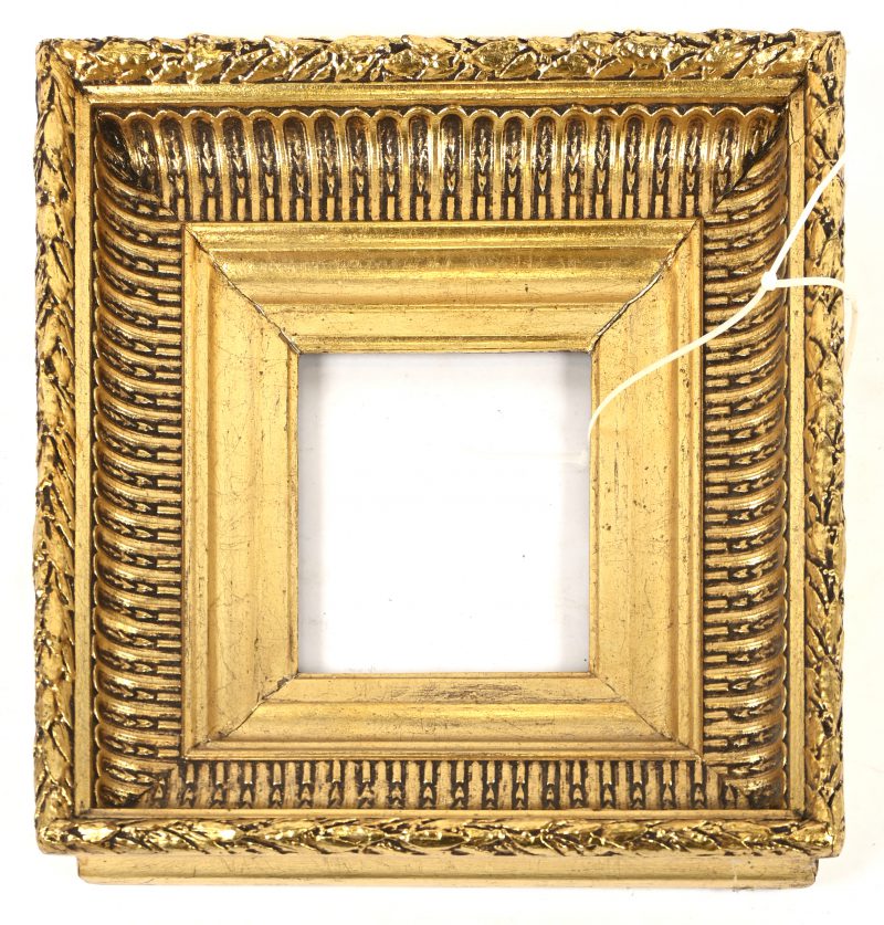 Een verguld schilderijlijstje. Buitenmaat: 39 x 42 cm