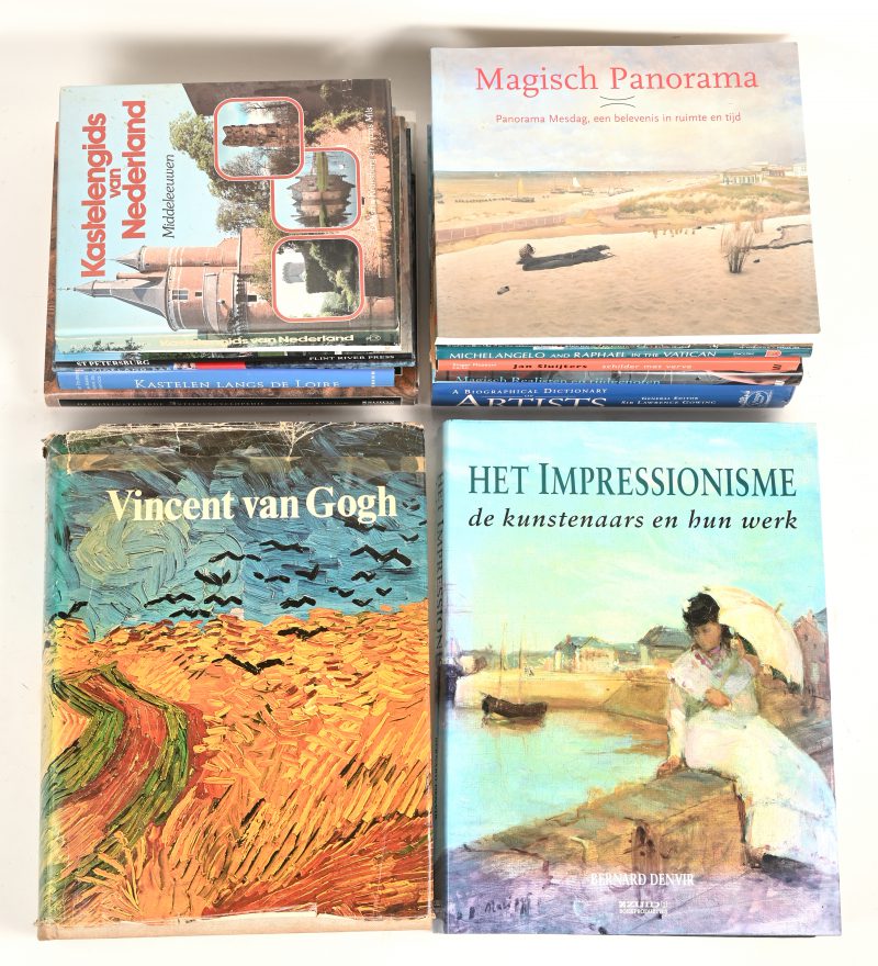 Een lot van 14 boeken met betrekking tot kunst en kunstenaars, antiek en historische locaties. Lichte waterschade aan enkele boeken.