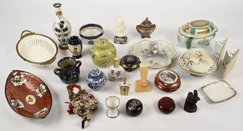 Een groot gevarieerd lot bestaande uit 6 vaasjes, 6 dekselpotjes, 3 beeldjes, 1 popje, 4 schaaltjes, 1 eierdopje, 1 kom, 2 parfumflesjes en 2 menuhouders.
