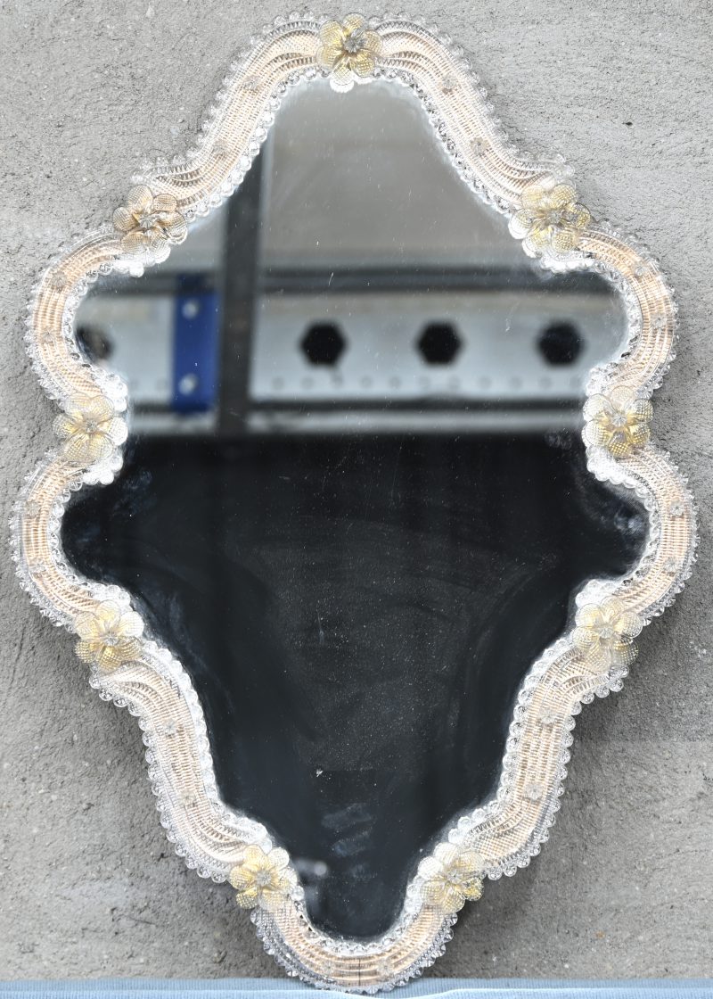 Een recente Murano spiegel met houten frame en glazen ornamenten. In perfecte staat.