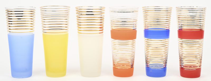 Zes frisdrank glazen met verschillende kleuren.