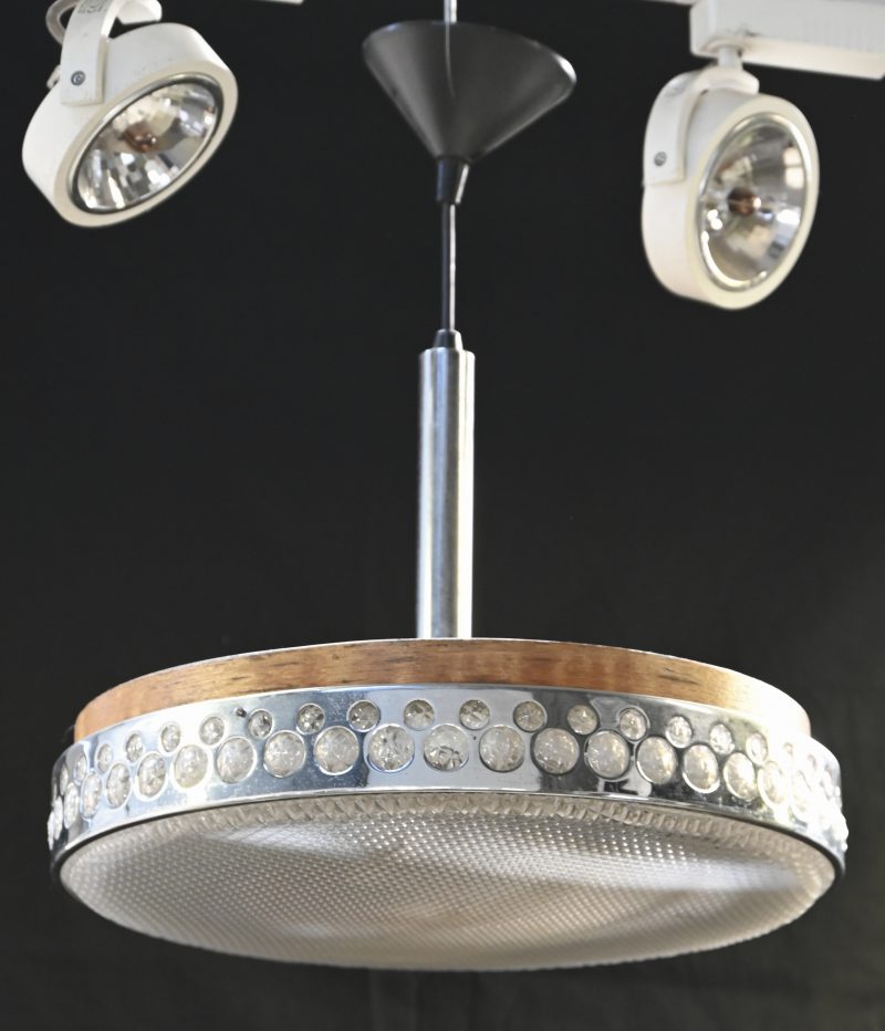 Een hanglamp model UFO.