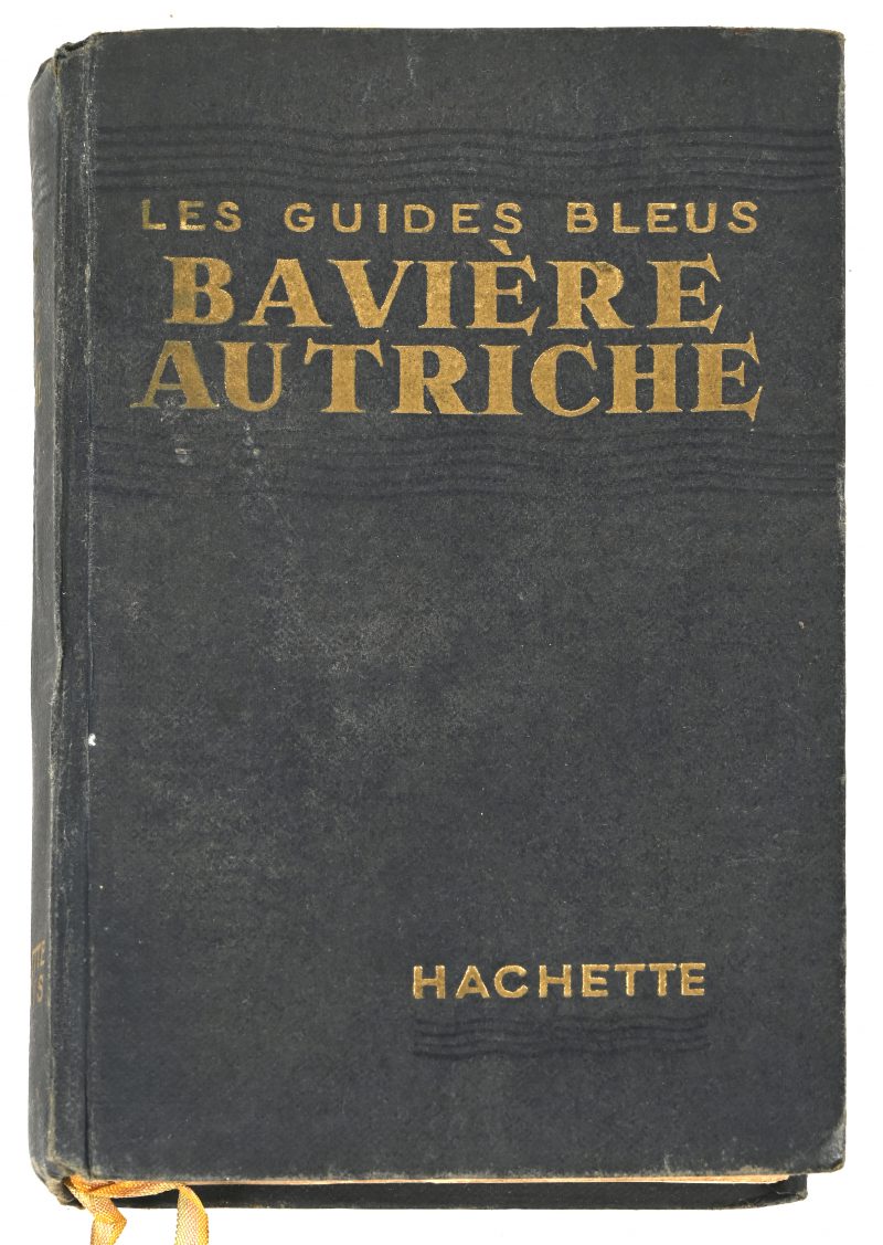 “Les Guides Bleus.” Voor: ‘Hollande (1950)’ & ‘Paris (1960)’ - Francis Ambiêre), Bavière Autriche (1934 - met ‘Changements et Nouveautés 1952, bijgevoegd later met roze paginas).