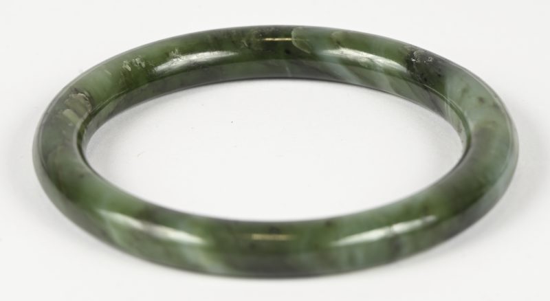 Een jaden slavenarmband.