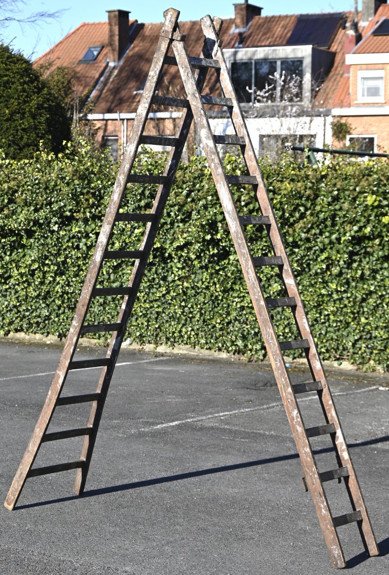 Een decoratieve dubbele houten ladder, 2 x 12 treden.