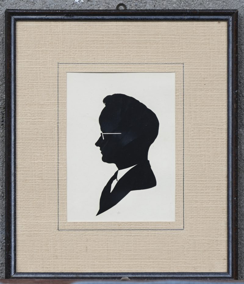 Silhouettekening van een man met bril.