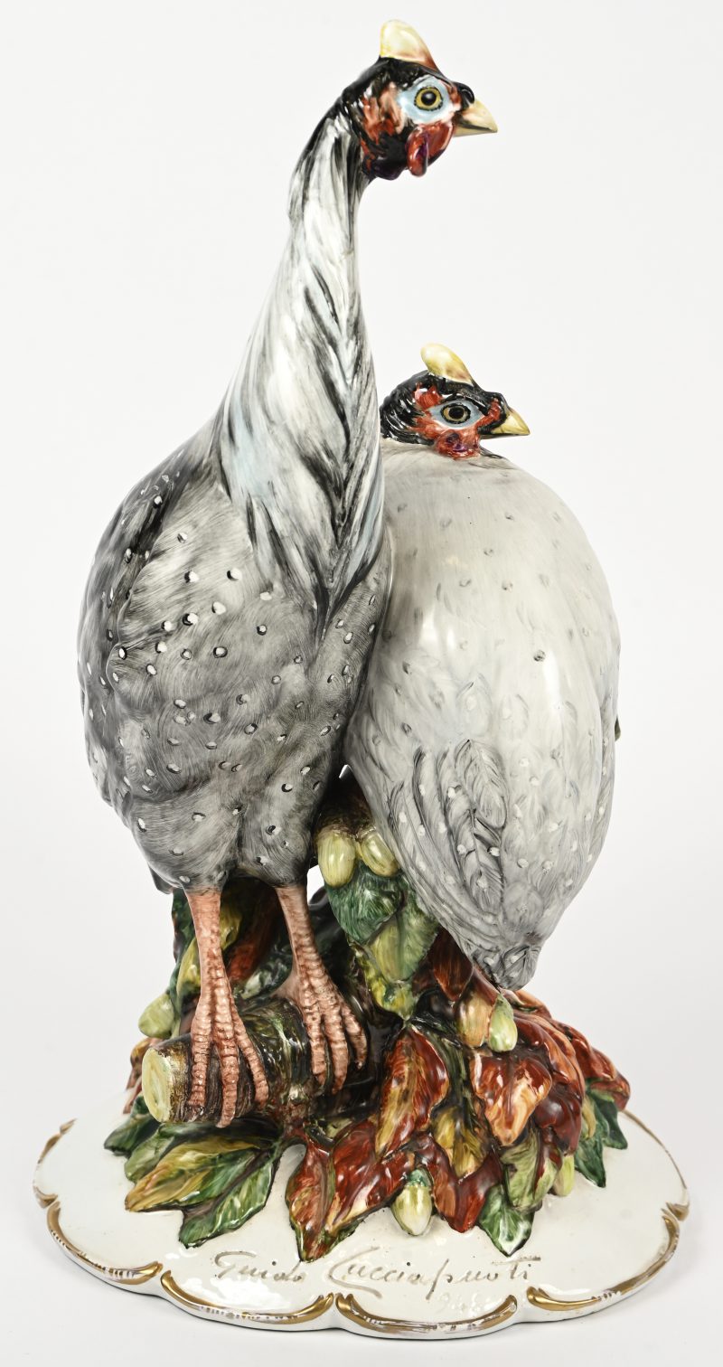 Een porseleinen beeld, 2 Afrikaanse parelhoenders, gemerkt Guido Cacciapuoti, made in Italy. Circa 1950.