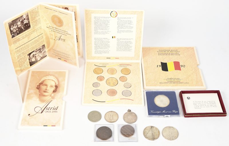Een lotje munten, hoofdzakelijk Belgisch. 2 maal 500 fr 1980 (5 koningen), 1 maal 250 fr 1976 (Boudewijn), 1 maal 250 fr 1995 (Astrid) en 2 maal 100 fr (4 koningen) waarvan 1 voorzien van een hangertje. Toegevoegd farde munten stempelglans 1990, Waterloo, twee Franse penningen en een Mexicaanse munt.