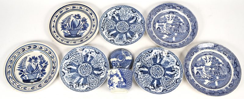 Set van 7 Chinese en Delftse sierbordjes. Toegevoegd; een klein potje met deksel.