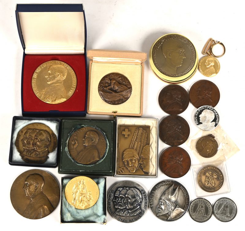 Een lot van 20 herdenkingsmunten met religieus thema, van kardinaal Mercier tot Monseigneur Victor Scheppers.