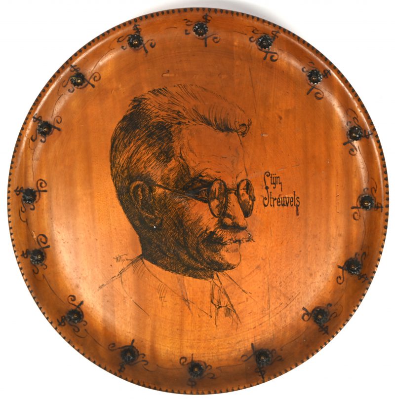 ‘Stijn Streuvels’. Portret van de schrijver op een ronde plaquette. Achteraan gemerkt; Kunstwerkstede Machnig, Aalst.ØØ