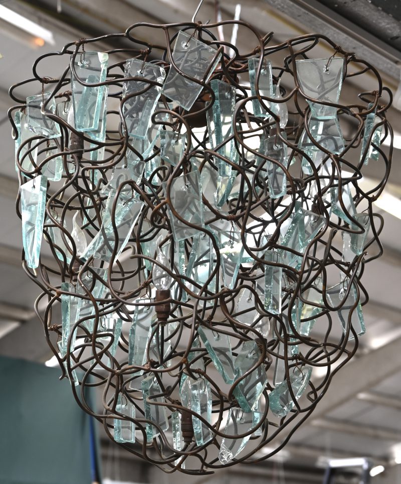 Een design luchter door William Brand & Annet van Egmond van draadstaal en glas.