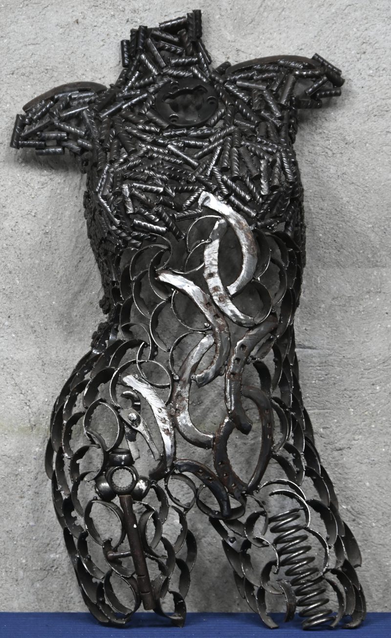 Smeedijzeren torso. Assemblage.