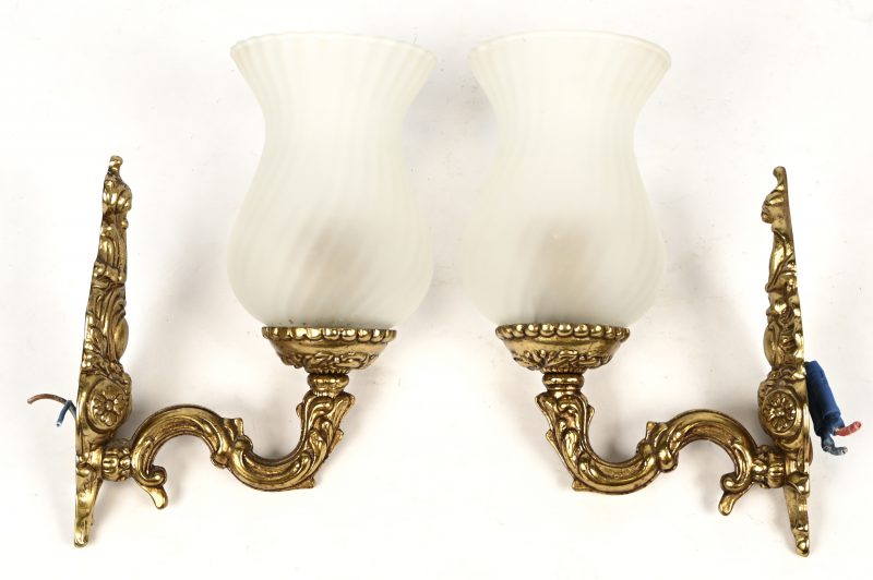 Set wandlampjes in messing met opaline kelkvormige blakers.