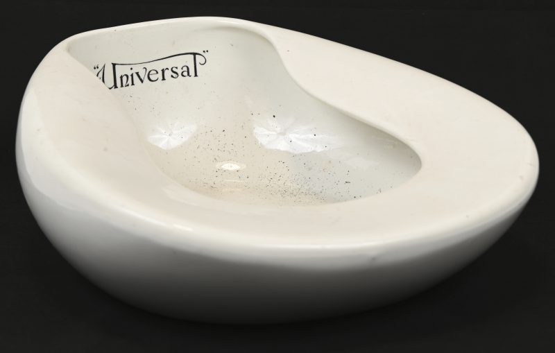 “Universal”. Een antieke porseleinen bedpan, S. Maw.Son & Sons London.