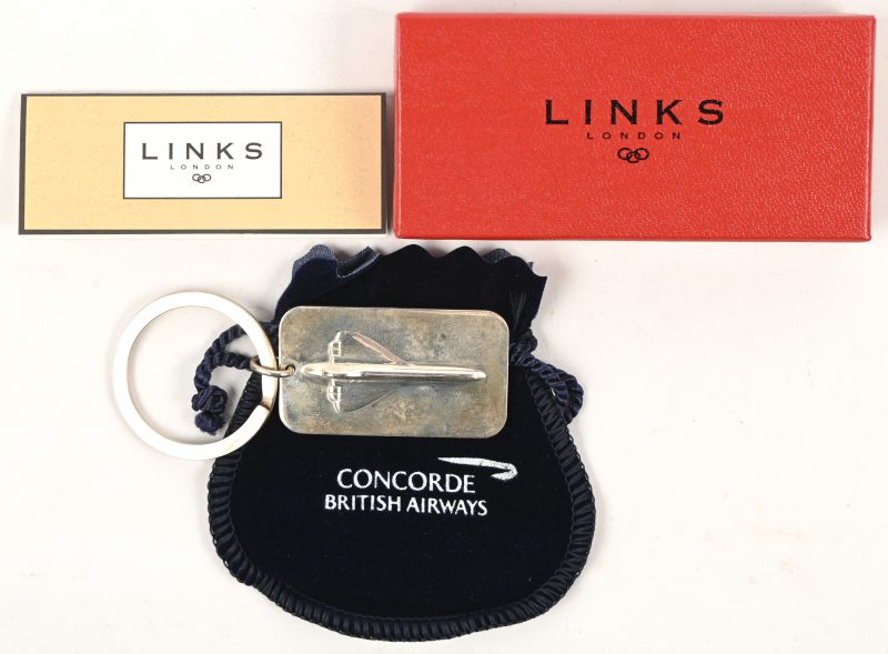 Een zilveren sleutelhanger, als geschenk aan de passagiers van dit legendarische vliegtuig, gemerkt 925, 25 gram.