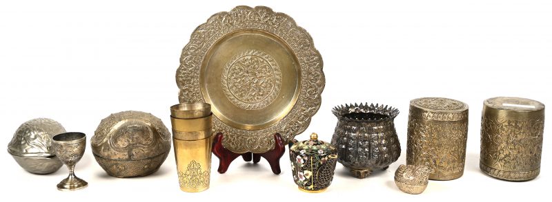 Een 13-delig gevarieerd lot koper en verzilverd metaal bestaande uit 4 potjes, 4 bekers, een bord, een eierdopje, een schildpad, een notenkraker en een miniatuur theepotje in cloisonné.