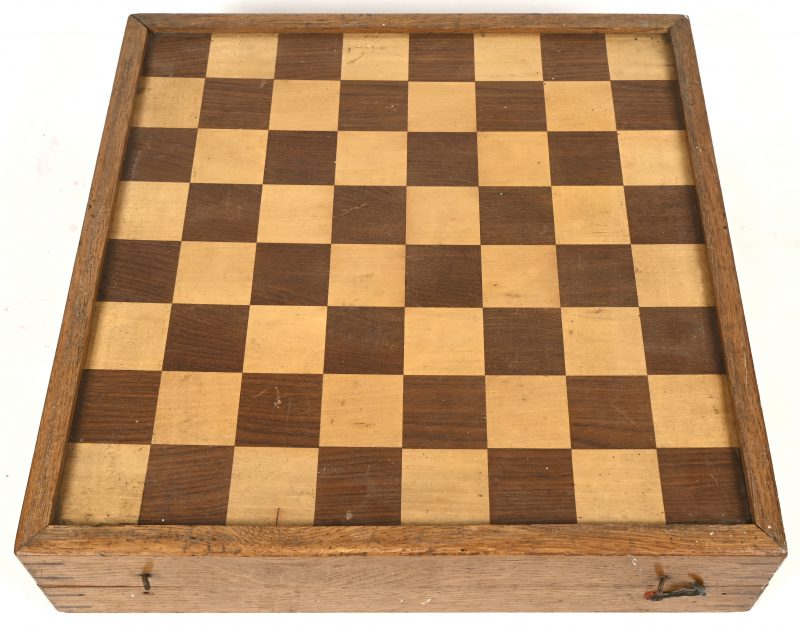 Een houten backgammon speelkist met vilten bekleding binnenin. Aanwezig twee lederen dobbelpotjes en 2x 19 “Checkers”.