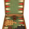 Een houten backgammon speelkist met vilten bekleding binnenin. Aanwezig twee lederen dobbelpotjes en 2x 19 “Checkers”.