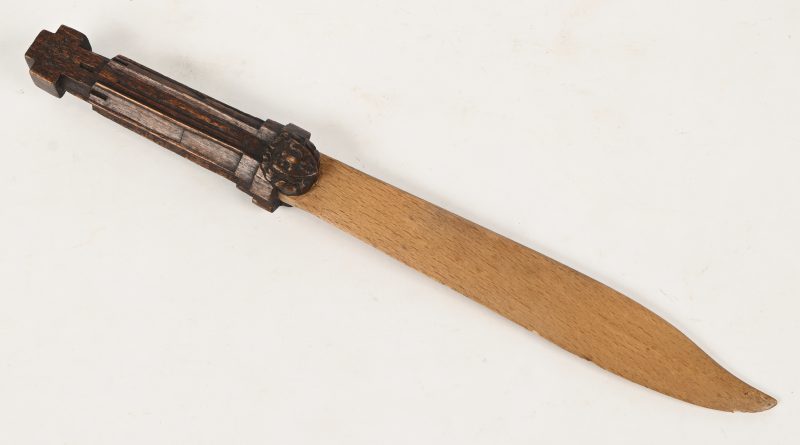 Houten brievenopener waarvan het heft in de vorm van de Ijzertoren.