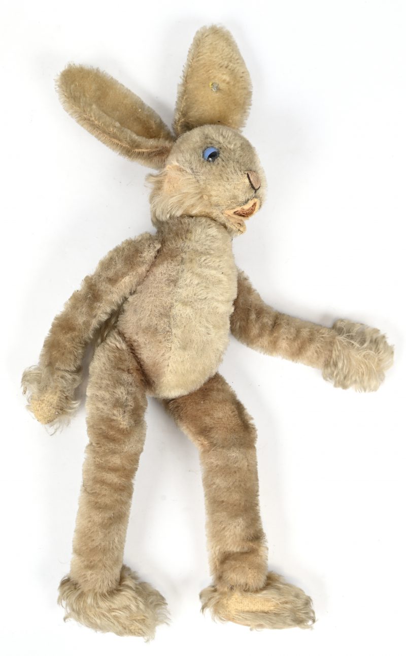 Oud Steiff knuffelkonijn. Knop in oor aanwezig. Schade aan mond en zichtbare slijtagesporen.