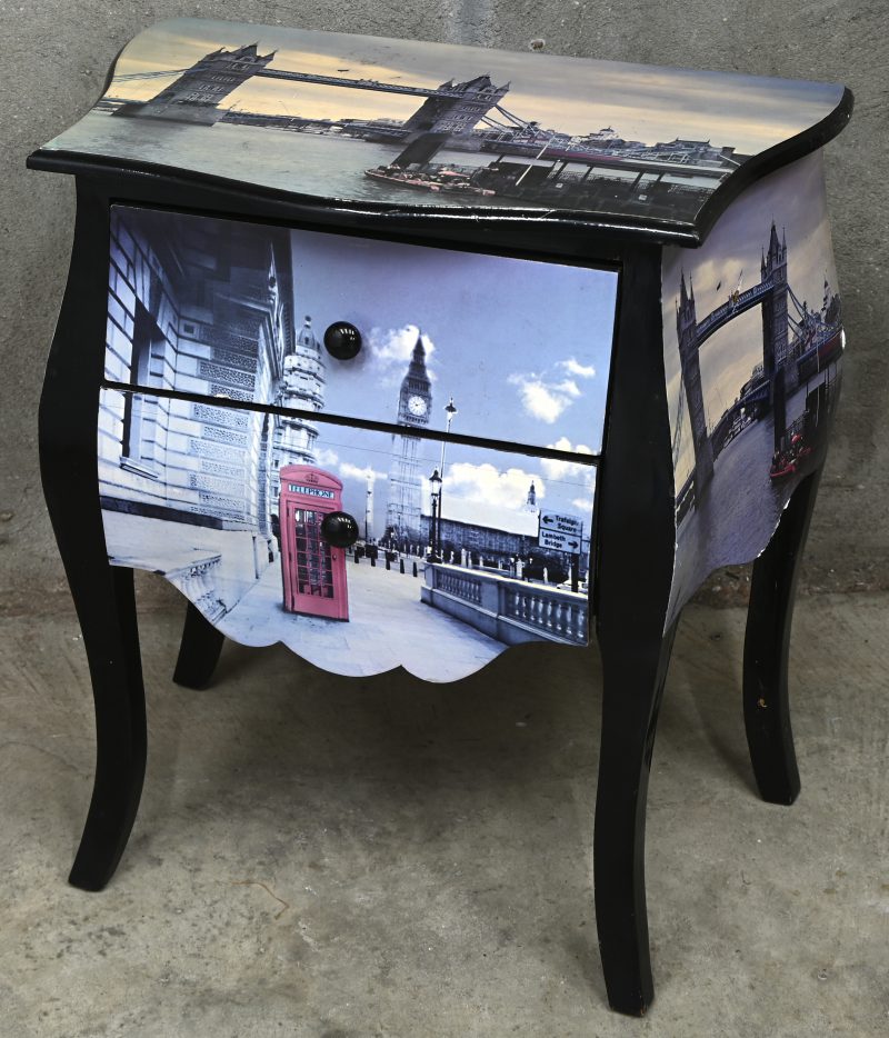 Een kleine commode met twee laden, versierd met een stadszicht. Lodewijk XV-stijl.