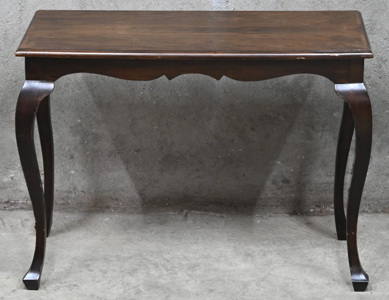 Een kleine massief houten salontafel.