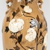 Een geglazuurd keramische tafellamp in Chinese stijl met florale motieven. Op houten sokkel.