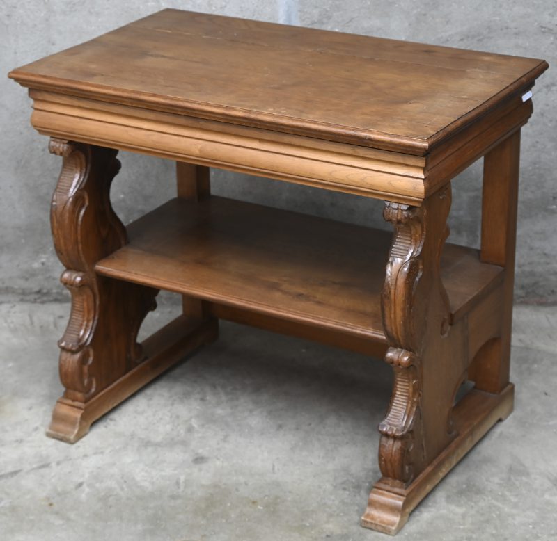 Een massief eikenhouten console met gesculpteerde delen.