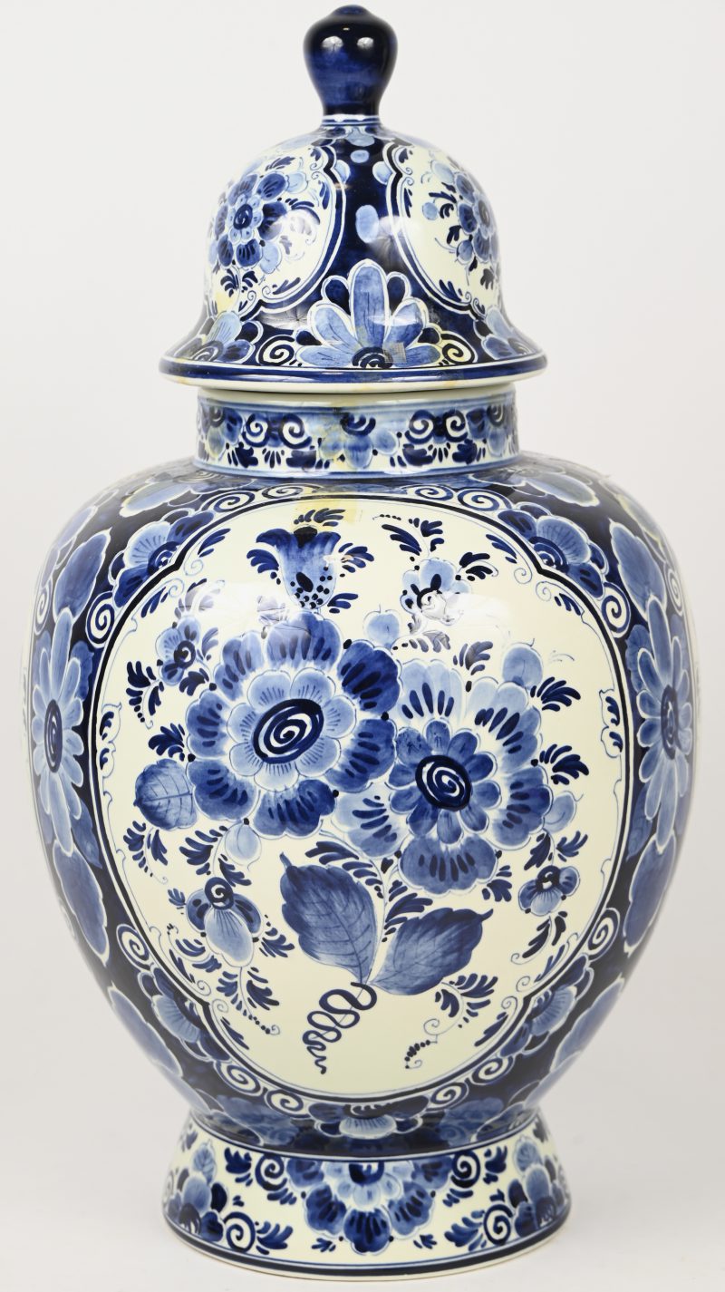 “Regina”, een grote Delfts blauw aardewerken dekselvaas.