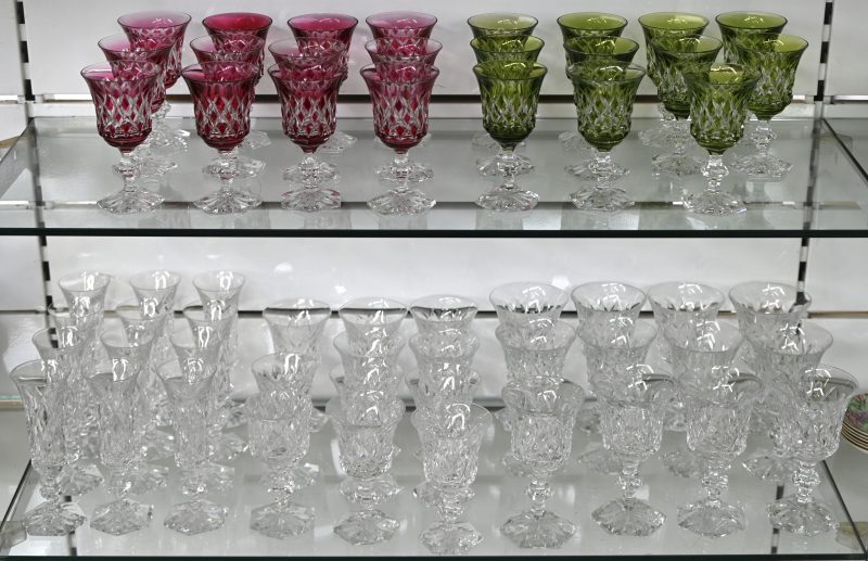 Een kristallen glasservies voor 12 personen, Val Saint Lambert, bestaande uit - kleurloos - : 12 waterglazen, 12 champagnefluten, 9 rode wijnglazen, 1 glas voor witte wijn en een afgeslepen waterglas, 11 groene en 12 roze witte wijnglazen.