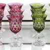 Een kristallen glasservies voor 12 personen, Val Saint Lambert, bestaande uit - kleurloos - : 12 waterglazen, 12 champagnefluten, 9 rode wijnglazen, 1 glas voor witte wijn en een afgeslepen waterglas, 11 groene en 12 roze witte wijnglazen.