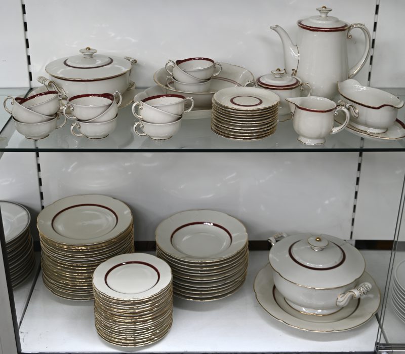 Een porseleinen servies, Royal Tettau, Germany, US. Zone, bestaande uit: 23 platte borden, 12 soepborden, 24 dessertborden, 12 schoteltjes, 12 kopjes, 2 terrines, 3 schotels, een kom, een sauskom, een koffiepot, een melkkannetje en een suikerpotje.