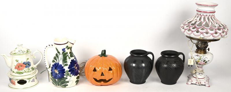 Een lot bestaande uit een aardewerken olielamp, een theepot met rechaud, een wijnkruik, een lamp in de vorm van een haloweenpompoen en twee kruikjes in basaltware.
