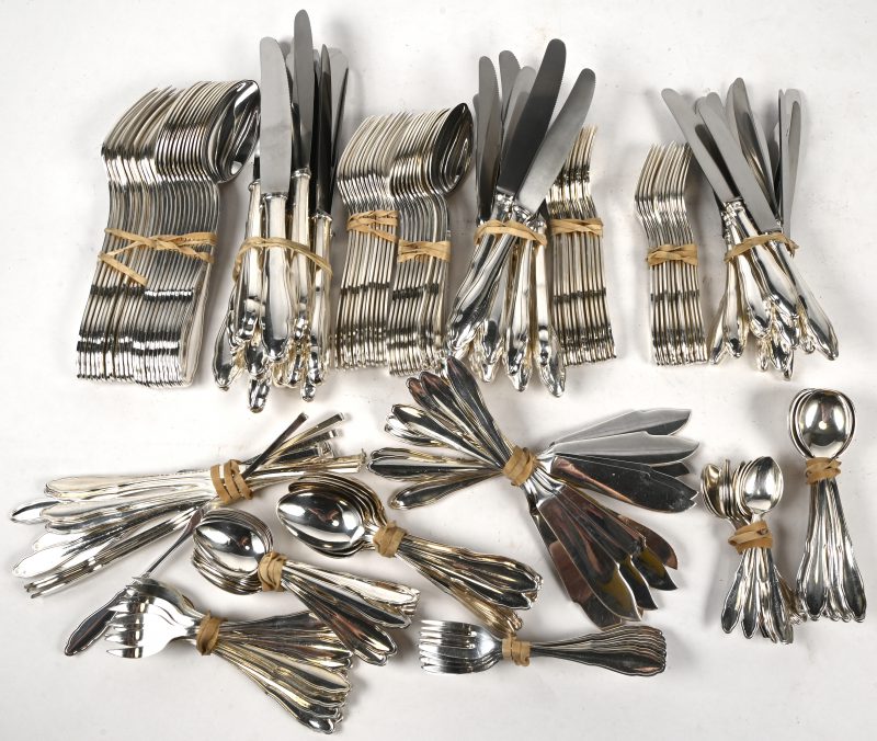 Een verzilverd metalen bestek, bestaande uit 12 grote lepels, vorken en messen, 12 kleinere lepels, vorken en messen, 12 dessertlepels, -vorken en -messen. 12 koffie, mokka- en ijslepels. 12 gebak-, oester-en visvorken. 12 vismessen en 12 kreeftenhaken. 16 stuks serveerbestek, zoals pollepel, sauslepel, vleesvorken enz. 184 delig.