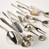 Een verzilverd metalen bestek, bestaande uit 12 grote lepels, vorken en messen, 12 kleinere lepels, vorken en messen, 12 dessertlepels, -vorken en -messen. 12 koffie, mokka- en ijslepels. 12 gebak-, oester-en visvorken. 12 vismessen en 12 kreeftenhaken. 16 stuks serveerbestek, zoals pollepel, sauslepel, vleesvorken enz. 184 delig.